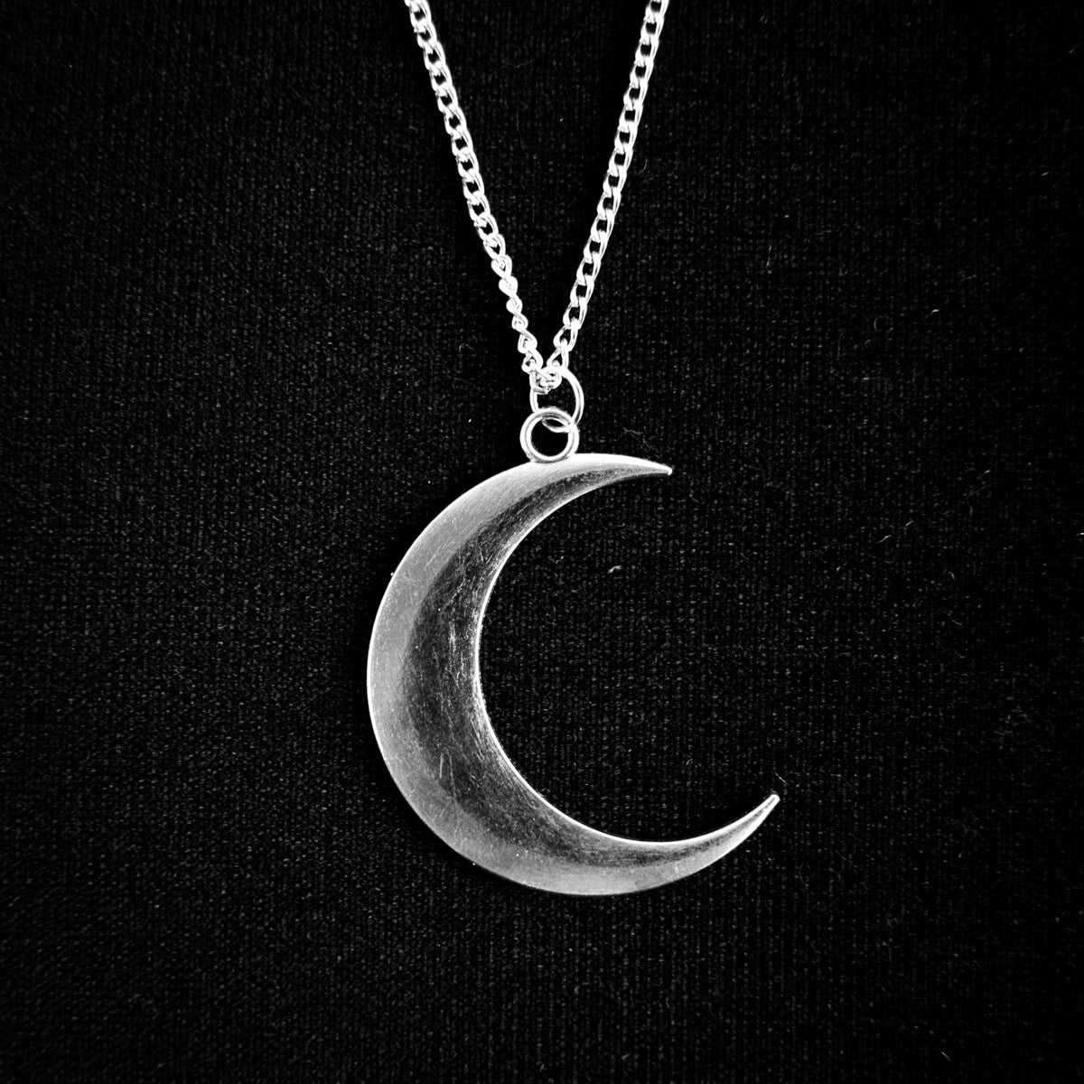 LARGE MOON NECKLACE - PACK OF 5 - Extreme Largeness Wholesale