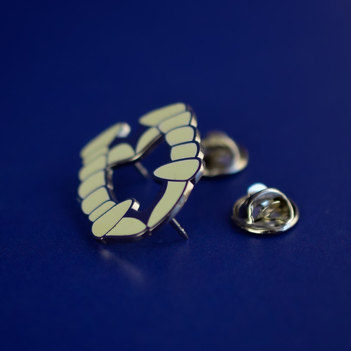 PLASTIC DRACULA TEETH ENAMEL PIN - PACK OF 5 - Extreme Largeness Wholesale