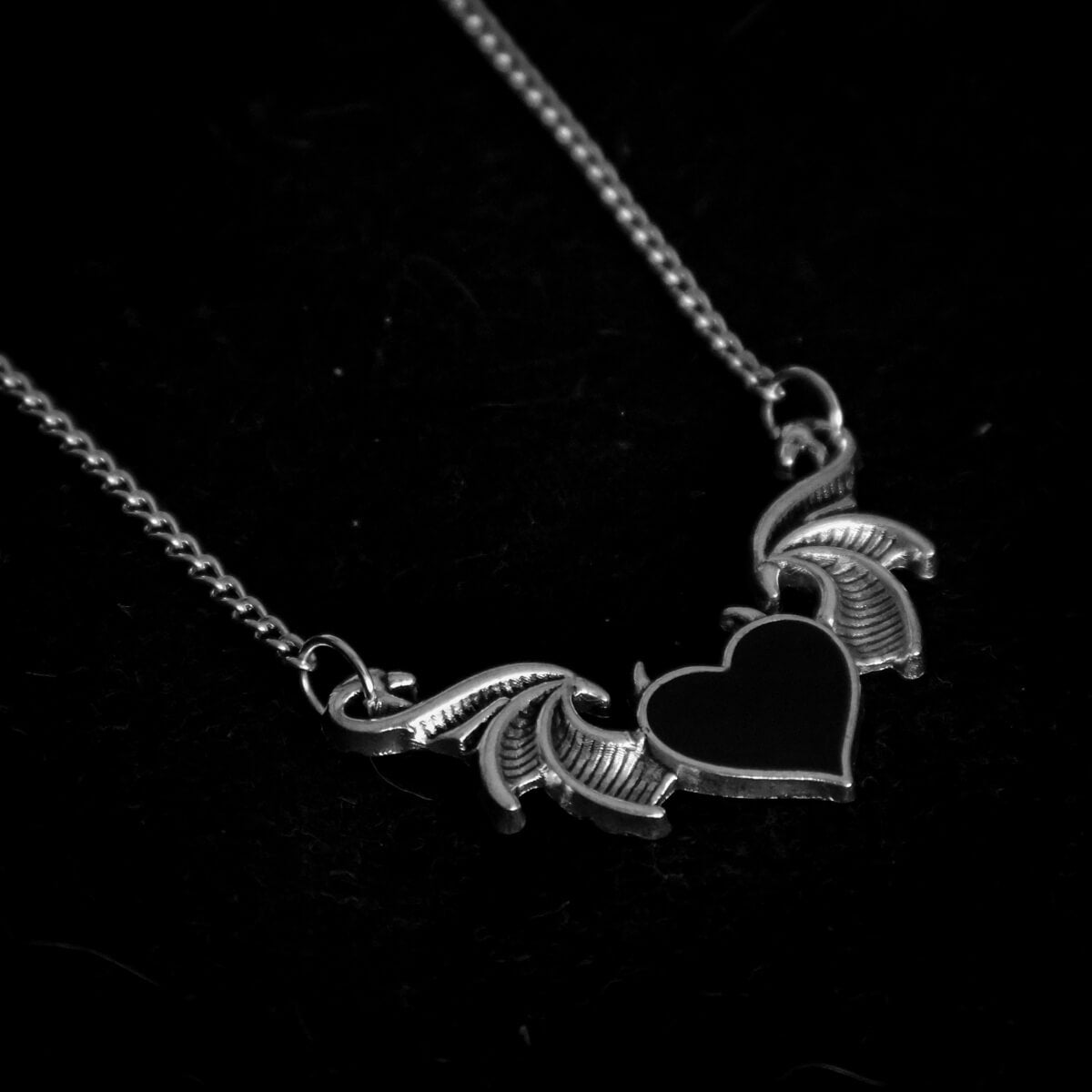 DEVIL HEART NECKLACE - PACK OF 5 - Extreme Largeness Wholesale