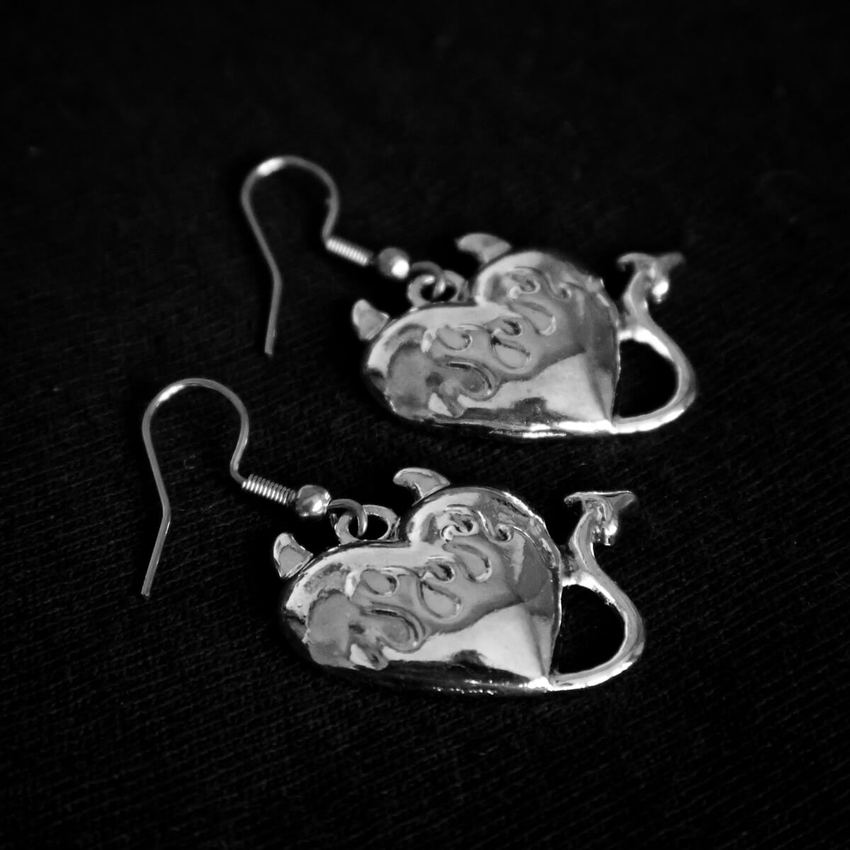 DEVIL HEART EARRINGS - PACK OF 5